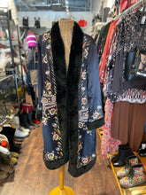 Load image into Gallery viewer, Sue Wong Black Print Silk Floral embroidered duster Coat w/faux fur trim, gently worn, Size 12
