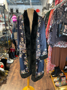 Sue Wong Black Print Silk Floral embroidered duster Coat w/faux fur trim, gently worn, Size 12